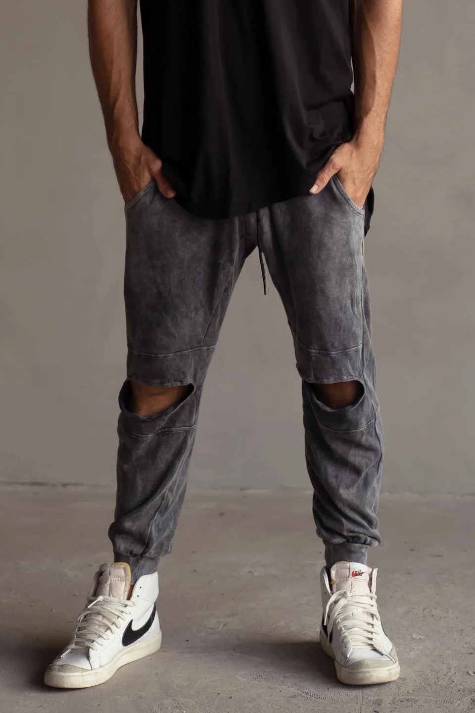 STONEWASHED SPLIT KNEE PANTS