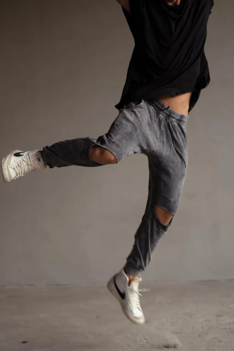 STONEWASHED SPLIT KNEE PANTS