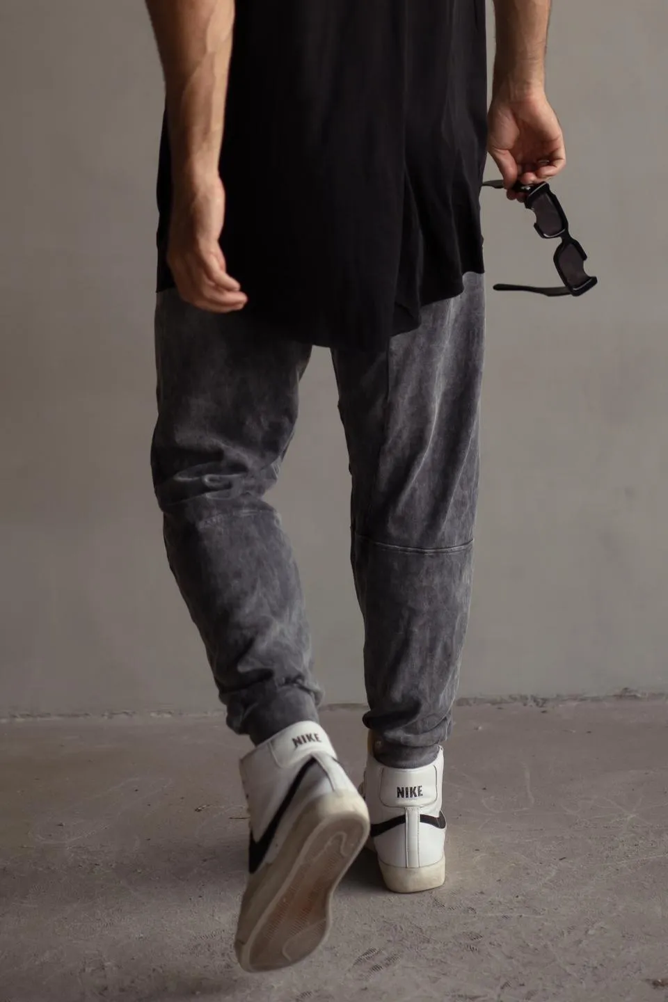 STONEWASHED SPLIT KNEE PANTS
