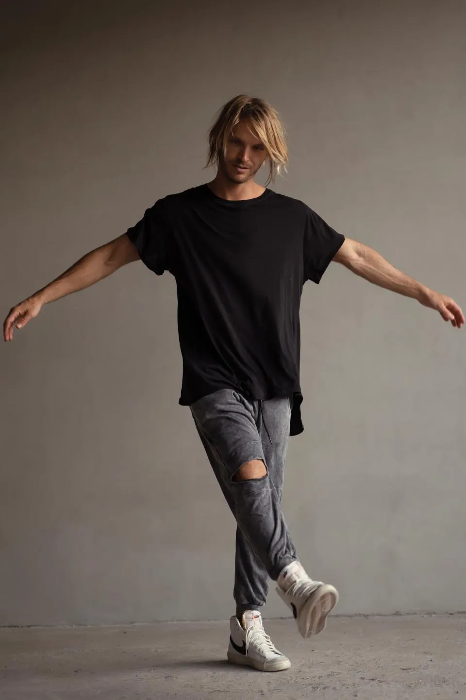 STONEWASHED SPLIT KNEE PANTS